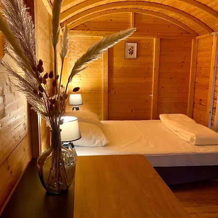 Camping-chalets La Faviere 2* Lac des Rouges Truites